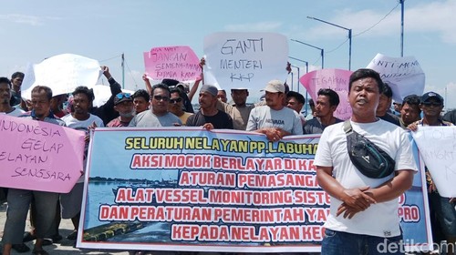 Nelayan Lombok Timur melakukan aksi mogok melaut menolak pemasangat VMS yang harganya mencekik, Kamis (10/4/2025).