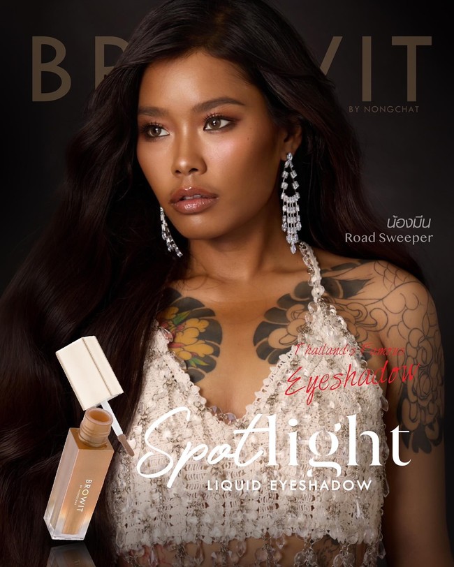 Sosok wanita bernama lengkap Noppajit Somboonsate itu pun bikin penasaran netizen. Ternyata ia adalah ibu tunggal berusia 28 tahun yang bekerja sebagai tukang sapu selama setahun. Foto: Instagram @nongchat