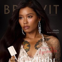 Sosok wanita bernama lengkap Noppajit Somboonsate itu pun bikin penasaran netizen. Ternyata ia adalah ibu tunggal berusia 28 tahun yang bekerja sebagai tukang sapu selama setahun. Foto: Instagram @nongchat