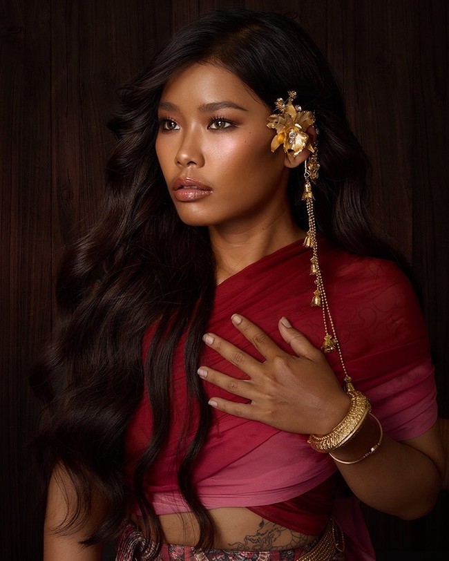 Sejak viral, Meen langsung mendapatkan berbagai tawaran pekerjaan di dunia hiburan. Salah satunya adalah dari makeup artist kenamaan Thailand Chatchai Peanfapichart atau yang lebih dikenal sebagai Nong Chat.  Foto: Instagram @nongchat