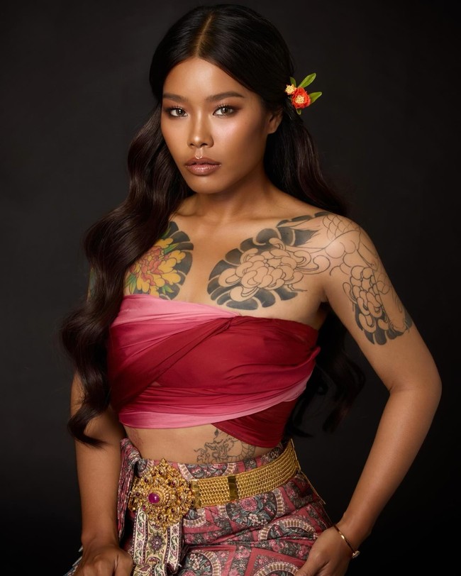 Dalam video, Meen bertransformasi menjadi karakter Panor dari film Art of the Devil 2 (Long Khong).  Foto: Instagram @nongchat