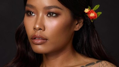 8 Foto Tukang Sapu Cantik yang Jadi Model Kosmetik, Bikin Pangling