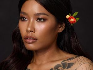 8 Foto Tukang Sapu Cantik yang Jadi Model Kosmetik, Bikin Pangling