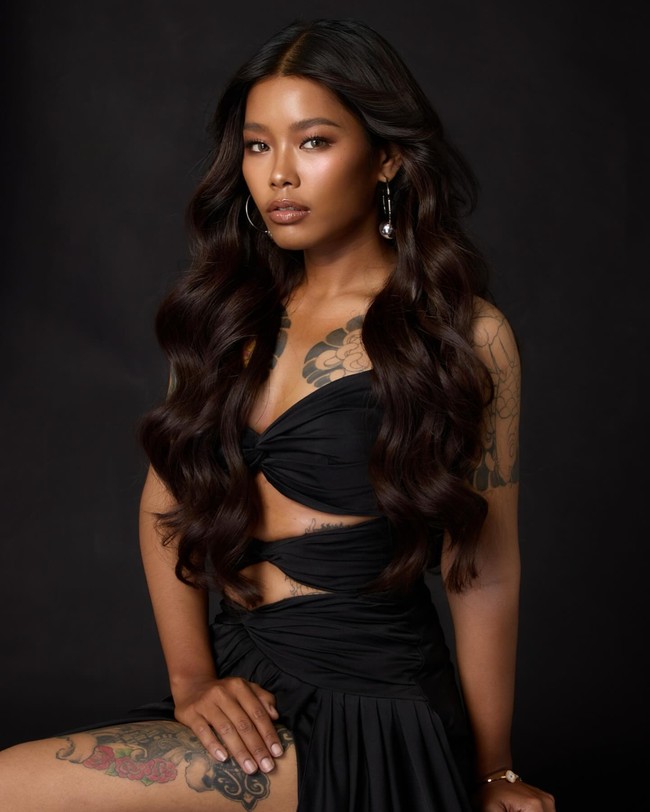Selagi menjadi model untuk Browit, brand kosmetik milik Nong Chat, Meen menampilkan pesonanya dengan tato-tato yang membuat gaya wanita tersebut menjadikan tampak ‘badass’.  Foto: Instagram @nongchat