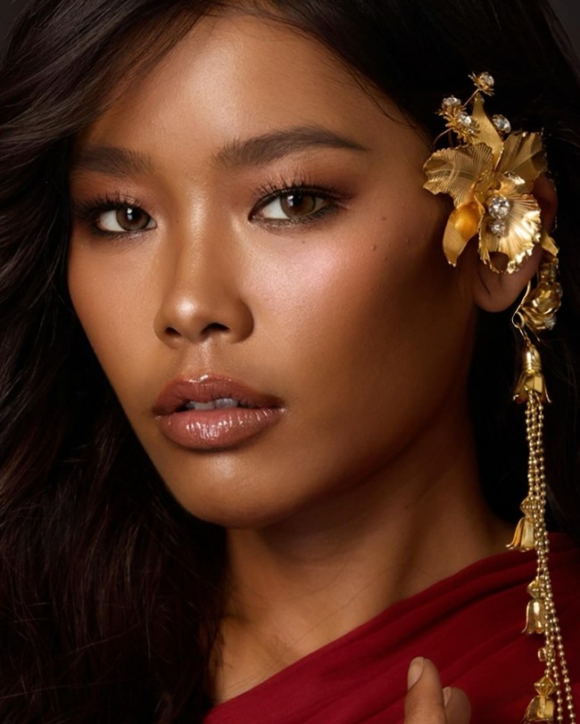 Nong Chat melakukan make over pada Meen yang membuat wanita itu terlihat seperti model profesional bahkan ratu kecantikan.  Foto: Instagram @nongchat