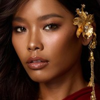 Nong Chat melakukan make over pada Meen yang membuat wanita itu terlihat seperti model profesional bahkan ratu kecantikan.  Foto: Instagram @nongchat