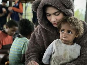 Momen Azizah Salsha Main Bareng Anak-anak Papua Tuai Pujian dari Netizen