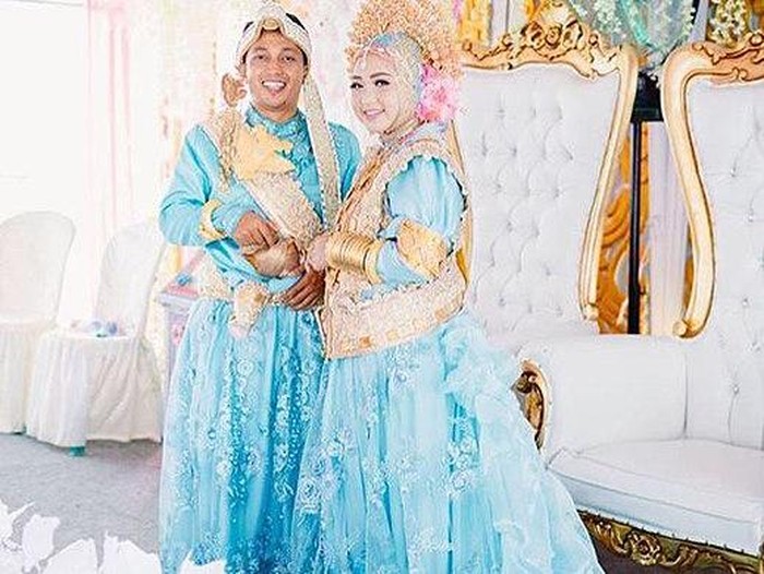 Pakaian adat suku Bugis - Makassar, yang biasa dikenakan ketika pesta pernikahan.