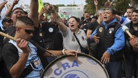 Ada juga demonstran yang membawa drum.