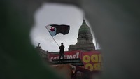 Selama berminggu-minggu, para pensiunan Buenos Aires telah mengadakan protes mingguan menuntut kenaikan pensiun, dengan alasan standar hidup yang tidak menentu.