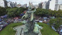 Mereka menentang rencana penghematan Presiden Argentina Javier Milei.