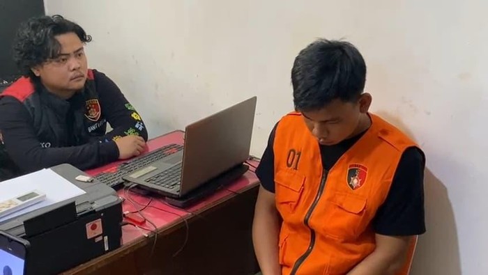 Pelaku Tatang saat diperiksa polisi.