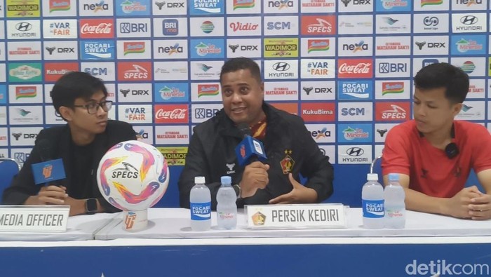 Pelatih dan pemain Persik Kediri dalam sesi jumpa pers di Stadion Jatidiri, Semarang, Kamis (10/4/2025).