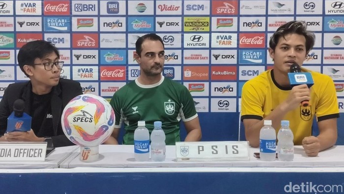 Pemain dan pelatih PSIS dalam sesi jumpa pers laga PSIS vs Persik di Stadion Jatidiri Semarang, Kamis (10/4/2025).