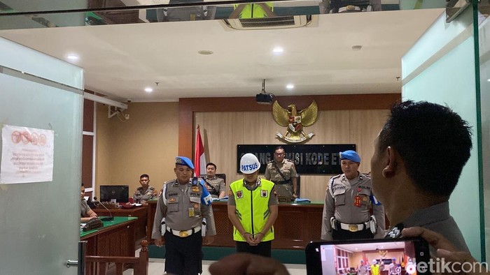 Pembacaan putusan sidang komisi kode etik Brigadir Ade Kurniawan di Mapolda Jateng, Kecamatan Semarang Selatan, Kamis (10/4/2025).