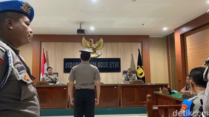 Pembacaan putusan sidang komisi kode etik Brigadir Ade Kurniawan di Mapolda Jateng, Kecamatan Semarang Selatan, Kamis (10/4/2025).