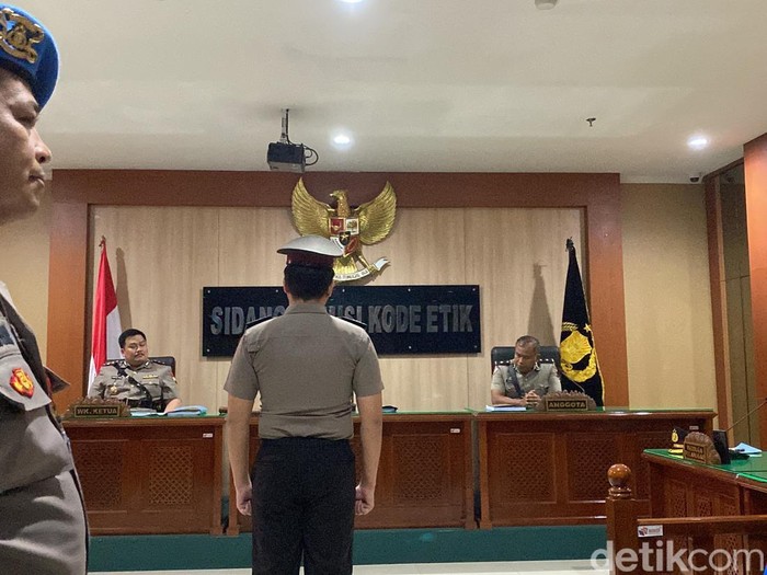 Pembacaan putusan sidang komisi kode etik Brigadir Ade Kurniawan di Mapolda Jateng, Kecamatan Semarang Selatan, Kamis (10/4/2025).