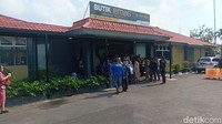 Pantauan detikcom di lokasi, Kamis (10/4/2025), pengunjung sudah mulai datang sekitar pukul 07.40 WIB. Setibanya di gerbang masuk butik, pengunjung yang sebagian besar datang naik kendaraan bermotor langsung antre masuk. Foto: Ignacio Geordi Oswaldo