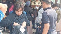 Meski belum ramai, sembari mengantre untuk masuk area butik para pengunjung diminta menunjukkan KTP dan langsung mendaftarkan diri di pos keamanan gerbang depan guna mendapatkan nomor antrean pembelian emas. Foto: Ignacio Geordi Oswaldo