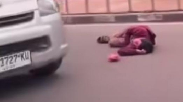 Pemuda berbaju merah di Palembang berguling di atas Jembatan Ampera
