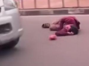 Heboh Pemuda di Palembang Berguling di Atas Jembatan Ampera