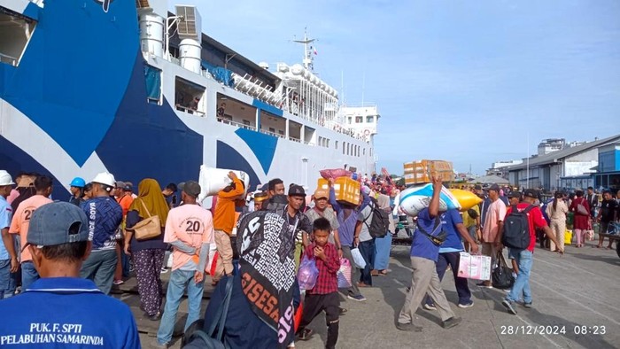 Pemudik lewat pelabuhan