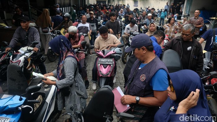 Program pemutihan pajak kendaraan Provinsi Banten dimulai hari ini. Warga menyerbu kantor Samsat Ciputat, Tangerang Selatan.