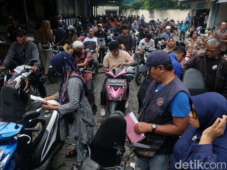 Pemutihan Pajak Kendaraan se-Banten, Warga Serbu Samsat Ciputat