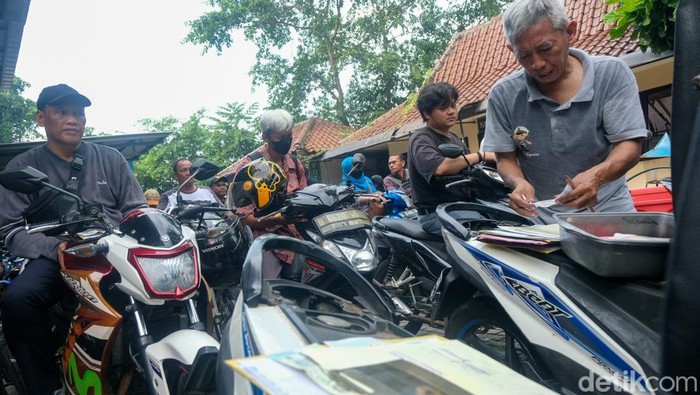 Program pemutihan pajak kendaraan Provinsi Banten dimulai hari ini. Warga menyerbu kantor Samsat Ciputat, Tangerang Selatan.