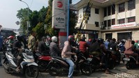 Warga mengantre mengurus STNK di kantor Samsat Ciputat, Tangerang Selatan, Banten, Kamis (10/4/2025).