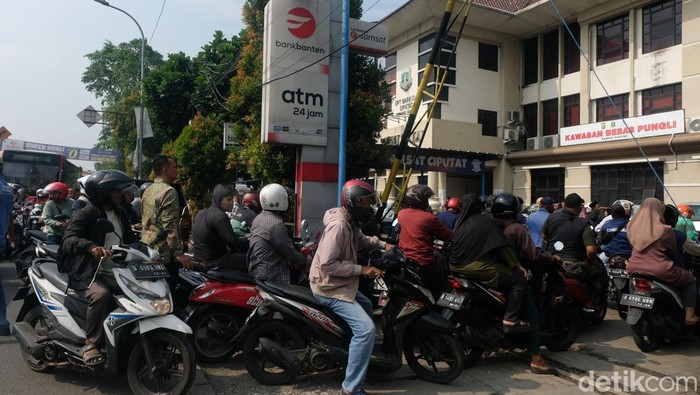 Pemutihan Pajak Kendaraan se-Banten, Warga Serbu Samsat Ciputat Program pemutihan pajak kendaraan Provinsi Banten dimulai hari ini. Warga menyerbu kantor Samsat Ciputat, Tangerang Selatan.