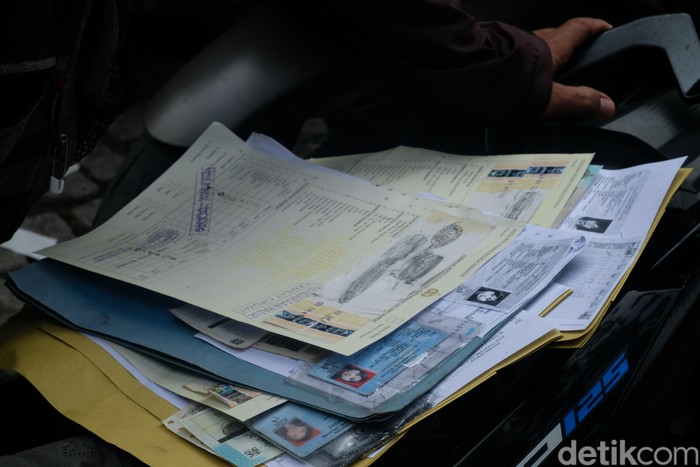 Program pemutihan pajak kendaraan Provinsi Banten dimulai hari ini. Warga menyerbu kantor Samsat Ciputat, Tangerang Selatan.