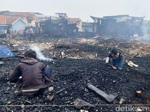 Kobaran Api yang Hanguskan 45 Jongko dan 3 Rumah Warga di Sukahaji