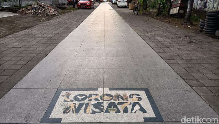 Penampakan Jalan Buakana Makassar yang dipasangi keramik.