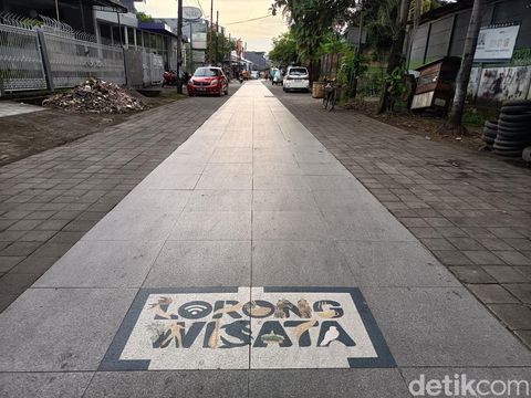 Penampakan Jalan Buakana Makassar yang dipasangi keramik.