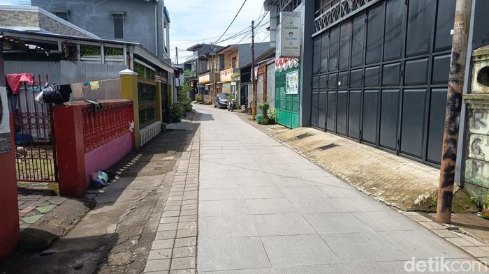 Penampakan lorong Jalan Buakana Makassar yang dipasangi keramik.