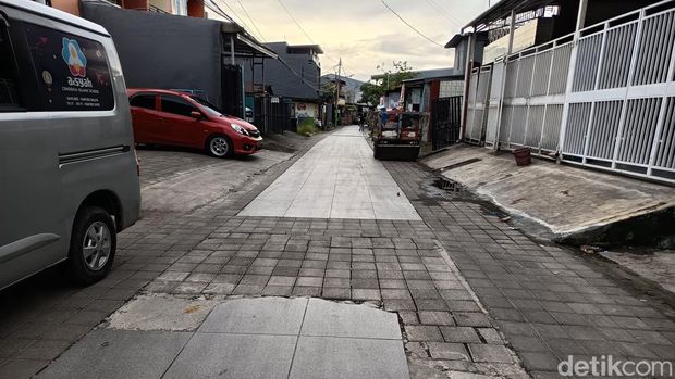 Penampakan lorong Jalan Buakana Makassar yang dipasangi keramik.