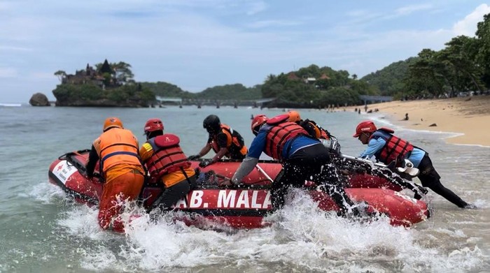 Pencarian 3 santri hilang di Pantai Balekambang