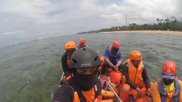 Pencarian 3 santri hilang di Pantai Balekambang