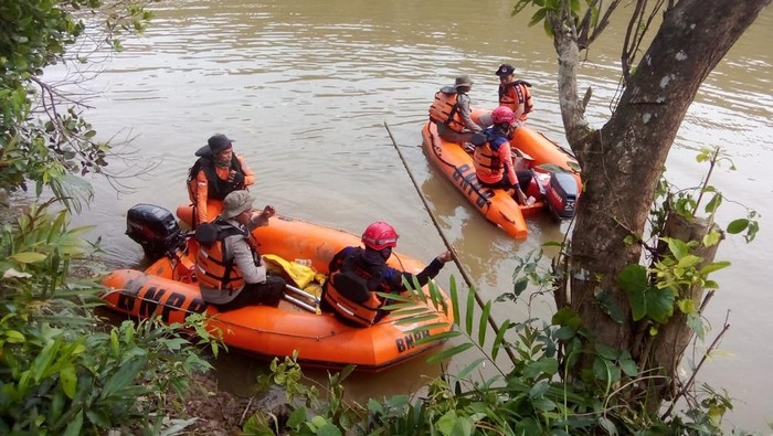 Pencarian korban diterkam buaya di Paser.