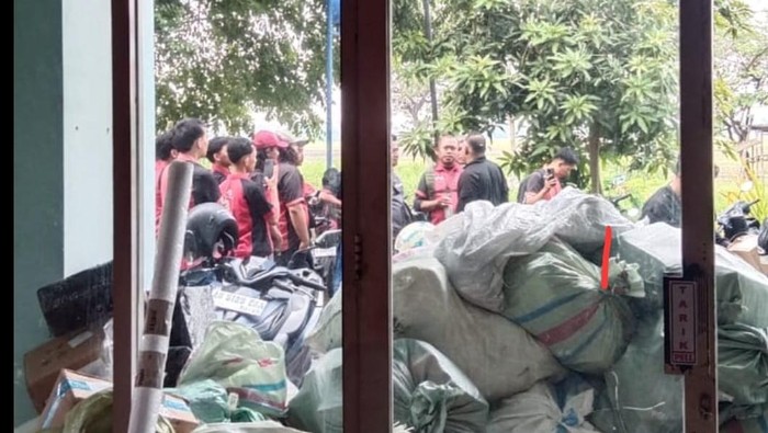 Pengiriman logistik  PT JTLE  di Sidoarjo diblokir massa