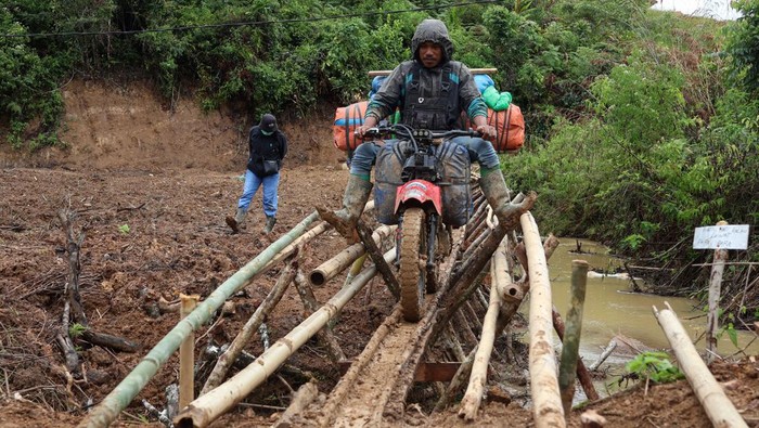Pengendara motor melewati jalan alternatif (para-para) yang selesai dibangun di Kecamatan Seko, Kabupaten Luwu Utara, Sulawesi Selatan, Kamis (10/4/2025). Pembangunan jalan alternatif di sejumlah titik tersebut untuk menghindari akses jalan penghubung antarkecamatan yang rusak parah dan memudahkan para pengguna kendaraan roda khususnya tukang ojek sehingga dapat memangkas waktu perjalan hingga beberapa jam. ANTARA FOTO/Arnas Padda/Spt.
