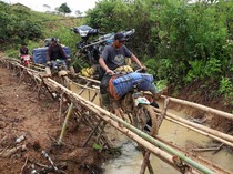 Perjuangan Warga Lewati Jalur Alternatif di Sulsel Akibat Jalan Rusak