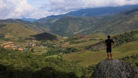 Seorang pengunjung melihat panorama padang rumput (sabana) di objek wisata Puncak Indah Sodangan, Kecamatan Seko, Kabupaten Luwu Utara, Sulawesi Selatan, Rabu (9/4/2025).   