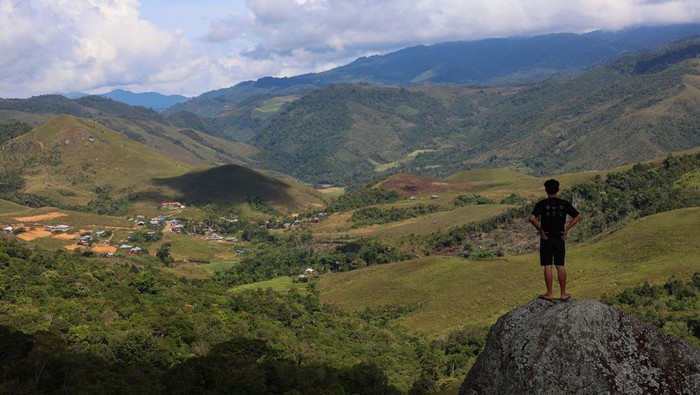 Pesona Sabana Seko yang Masih Asri, Potensi Wisata di Luwu Utara Foto udara objek wisata Puncak Indah Sodangan dengan panorama padang rumput (sabana) di Kecamatan Seko, Kabupaten Luwu Utara, Sulawesi Selatan, Rabu (9/4/2025). Kecamatan yang berada di ketinggian sekitar 1.200-1.800 meter di atas permukaan laut tersebut memiliki potensi wisata panorama sabana yang masih belum dikelola dengan baik akibat sulitnya akses jalan ke daerah itu. ANTARA FOTO/Arnas Padda/tom.