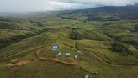 Kecamatan yang berada di ketinggian sekitar 1.200-1.800 meter di atas permukaan laut tersebut memiliki potensi wisata panorama sabana yang masih belum dikelola dengan baik akibat sulitnya akses jalan ke daerah itu.