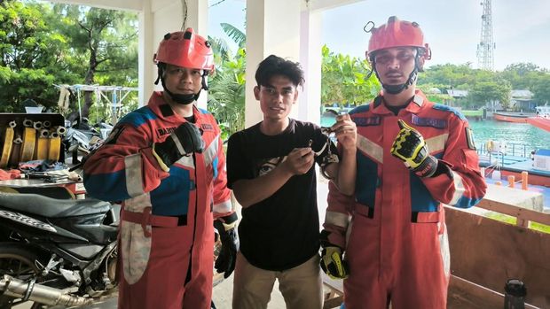 Petugas damkar melepaskan borgol dari tangan pria di Pulau Tidung Kepulauan Seribu. Foto: Dok. Istimewa.