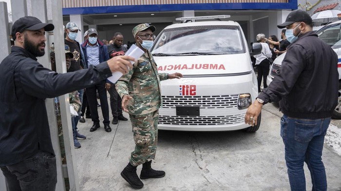 Rescue workers carry the recovered body of a victim who died when the roof collapsed two nights prior at the Jet Set nightclub during a merengue concert, in Santo Domingo, Dominican Republic, Wednesday, April 9, 2025. (AP Photo/Ricardo Hernandez)