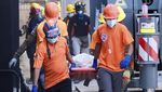 Petugas Evakuasi Jenazah Korban Runtuhnya Atap Kelab Malam di Dominika