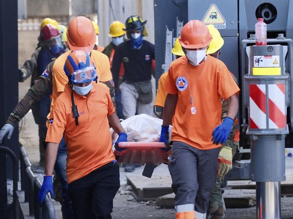 Petugas Evakuasi Jenazah Korban Runtuhnya Atap Kelab Malam di Dominika